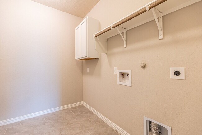 Building Photo - 2034 Carter Ln