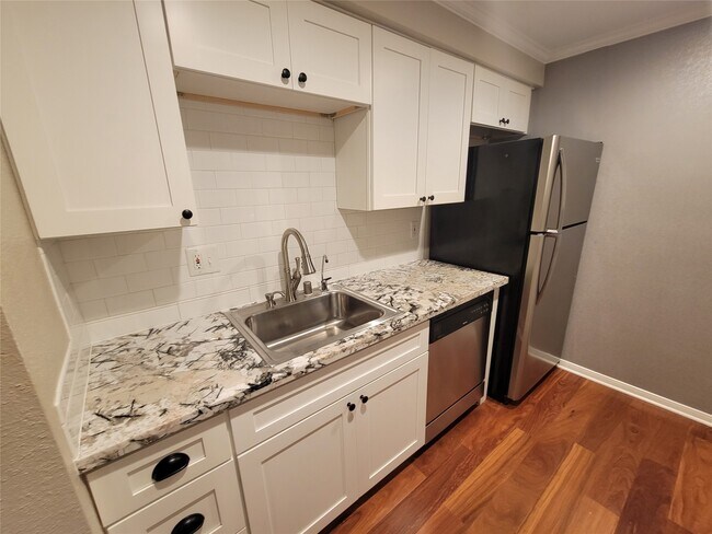 Building Photo - 5711 Sugar Hill Dr