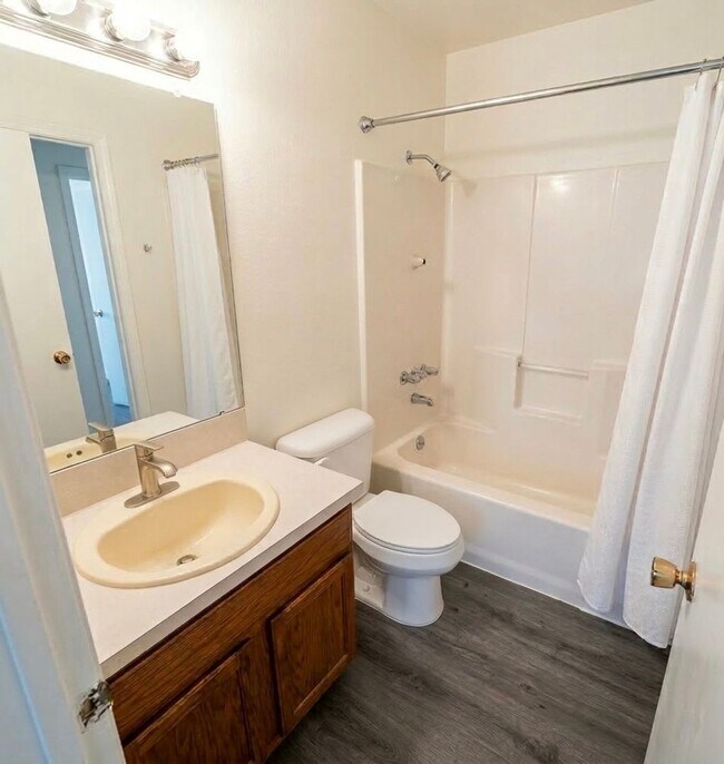 Building Photo - 811 N 5th St