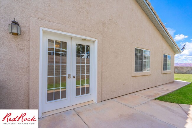 Building Photo - Remodeled 3 Bedroom Townhome with Great Vi...