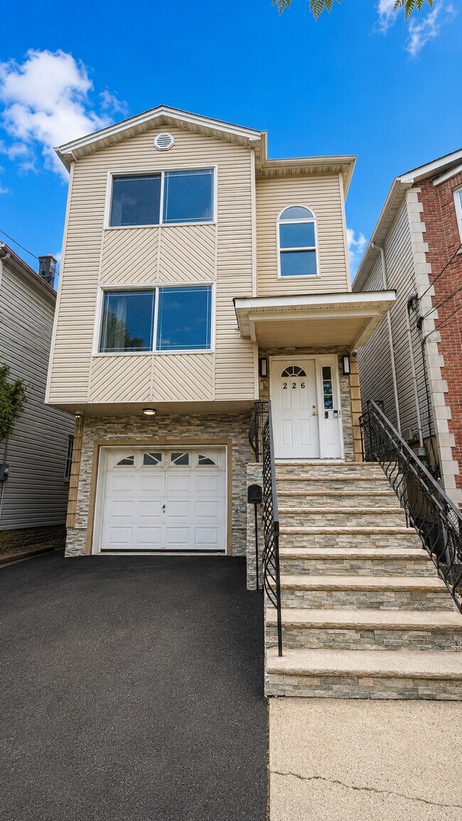 EXTERIOR MAIN - 226 Bond St