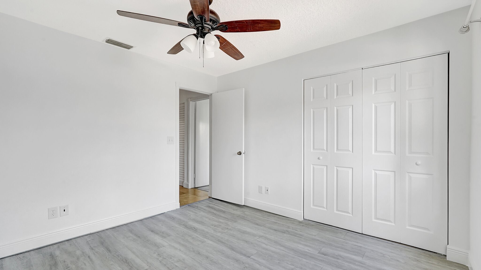 Building Photo - 1044 SE 6th Ct