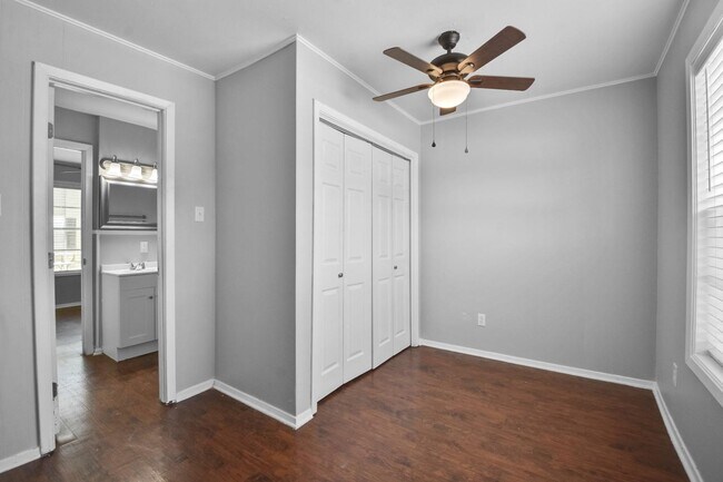 Building Photo - 1511 Broadmoor Dr