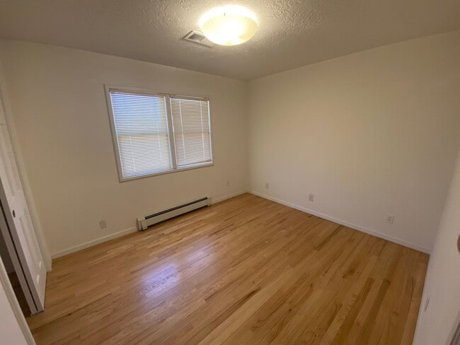Building Photo - Large 4-Bedroom
