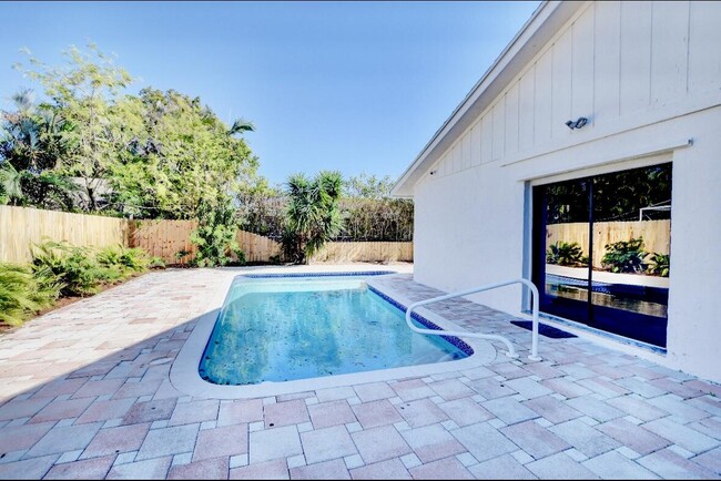 Building Photo - 17768 Maplewood Dr