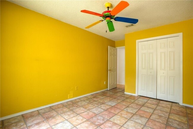 Building Photo - 1015 E Yager Ln