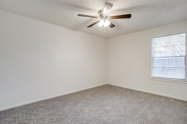 Building Photo - Charming 2-Bed, 2-Bath Duplex in Burleson