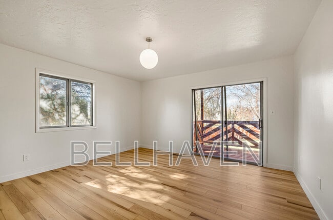 Building Photo - 450 W Elmore Ave