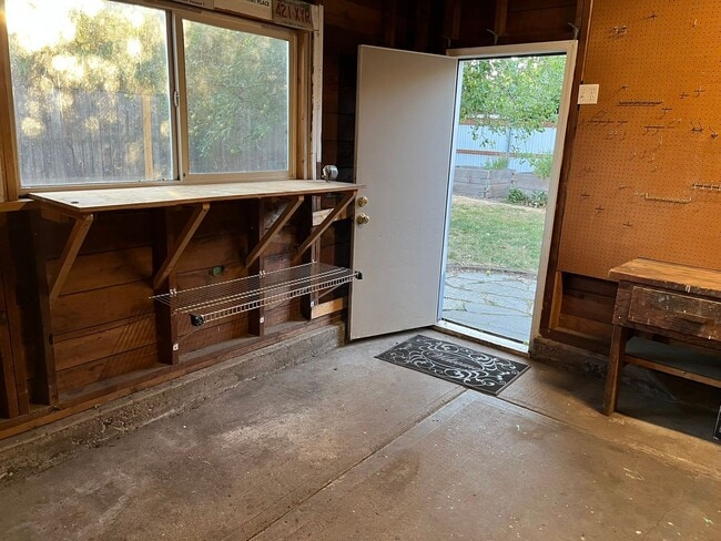 Building Photo - Urban Craftsman Gem!