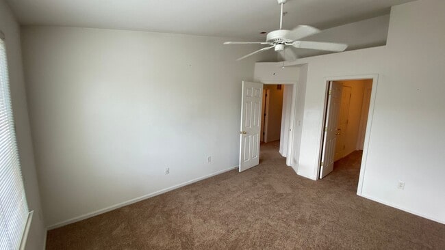 Building Photo - HUGE 2 Bedroom 3 Bathroom Condo in Southeast Denver