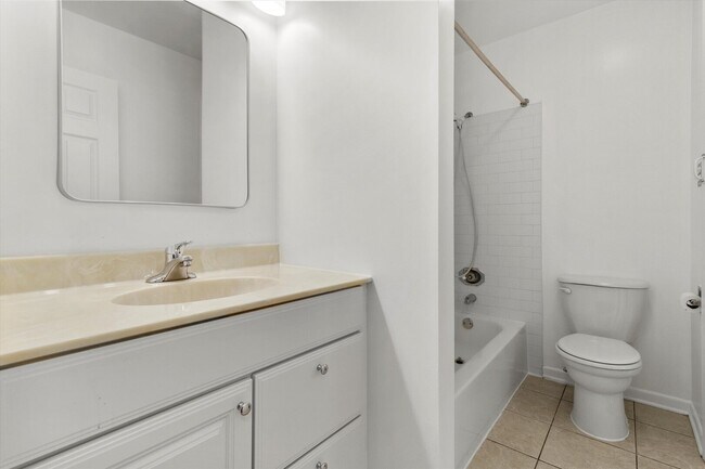 Building Photo - 850 Sheldon Ct