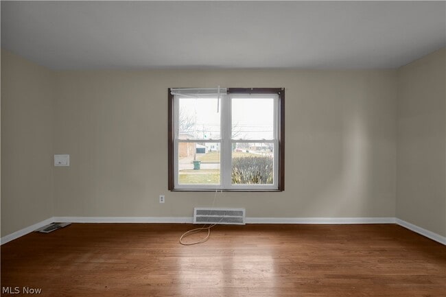 Building Photo - 478 E 222nd St