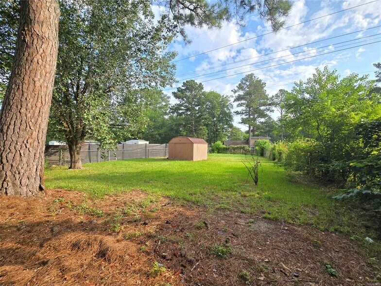 Building Photo - 6133 Jennifer Ln