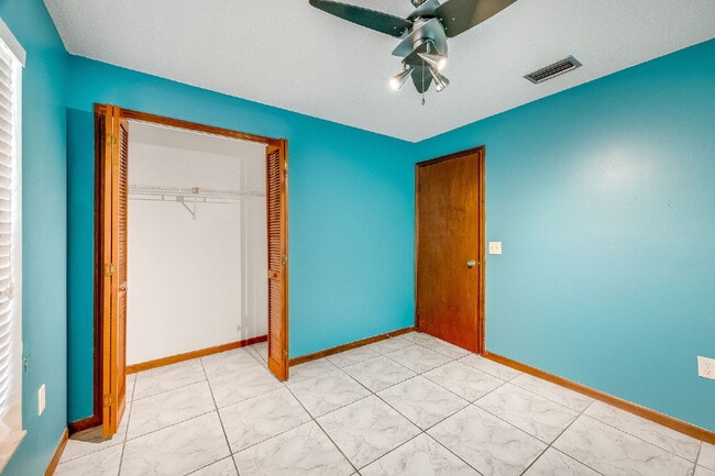 Building Photo - Beautifully updated Pool Home