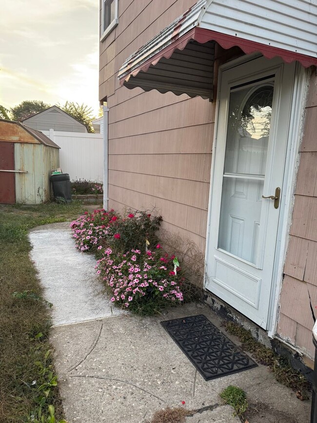 Building Photo - 1548 Islip Ave