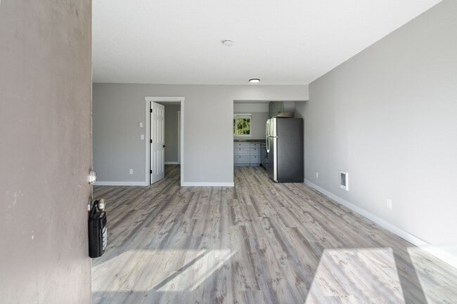 Building Photo - Beautifully remodeled 3BR in Gresham. 1/2 off first months rent!