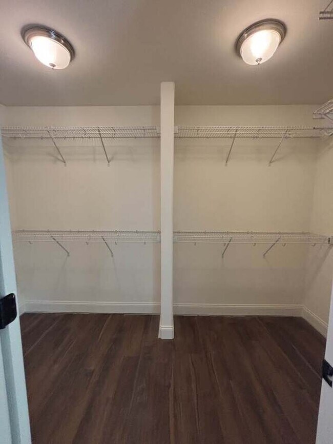 Building Photo - 4 bedroom in gated community w/fenced yard!