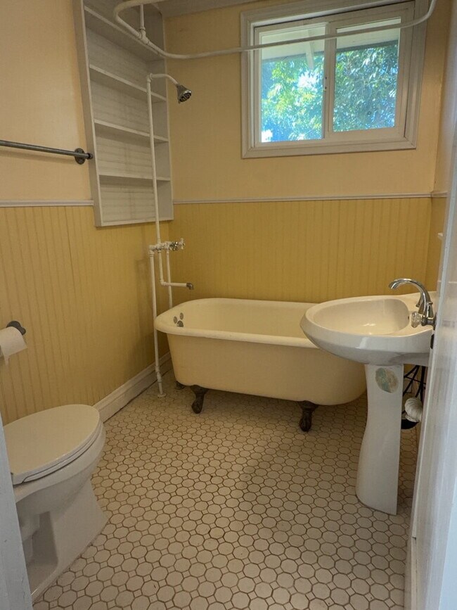 Building Photo - "Charming Riverside Retreat: Cozy 2-Bedroom Home with Modern Comforts!"