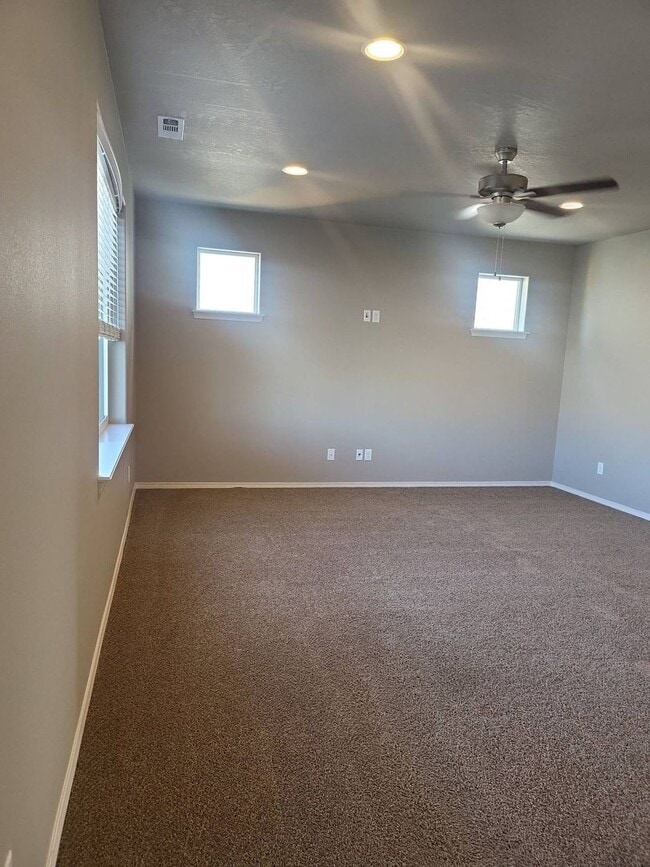 Building Photo - Beautiful 5 bedroom 3 bath home in Mae Valley area of Moses Lake