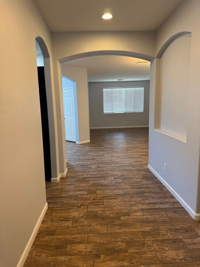 Building Photo - Updated 4 bedroom home in Casa Del Rey Com...
