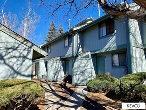 Building Photo - AVAILABLE NOW: Tri-Level Townhome in Centr...