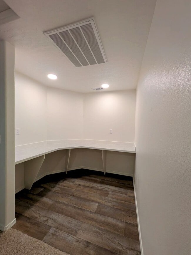 Building Photo - New Townhome for Rent in Southridge Area