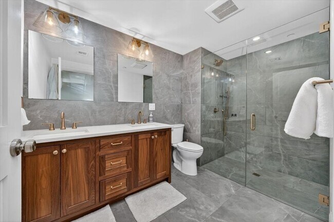 Building Photo - 521 E 8th St