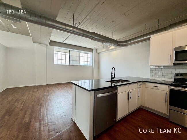 Building Photo - 320 W 7th St