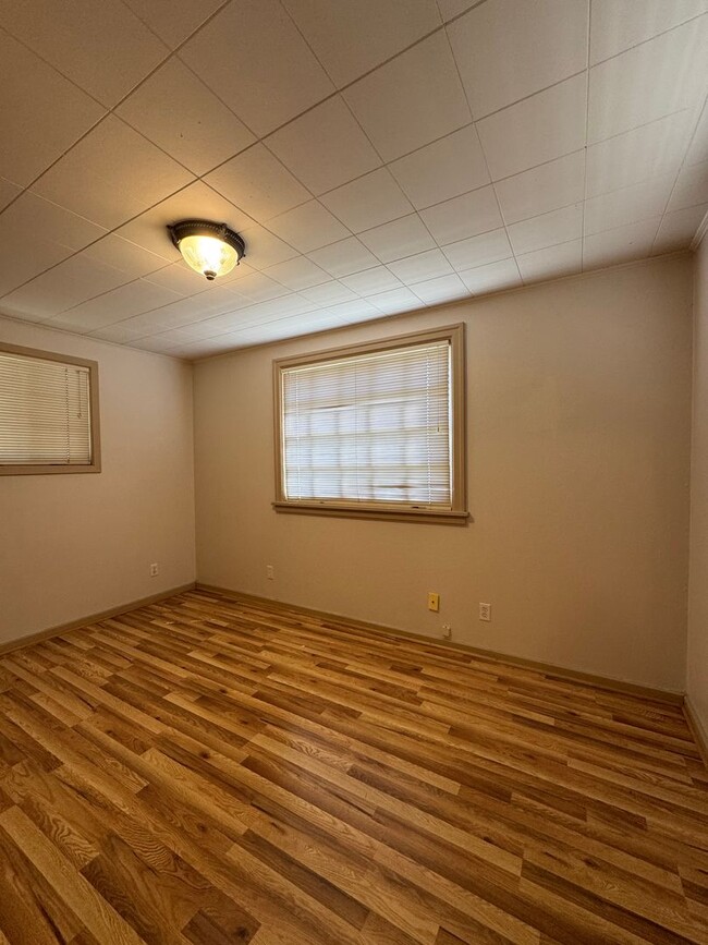 Building Photo - Cozy 2-Bed with Spacious Living, Parking, ...