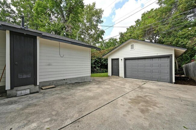 Building Photo - 2200 Rountree Dr