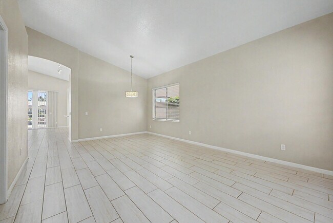 Building Photo - 1331 W Blue Ridge Ct