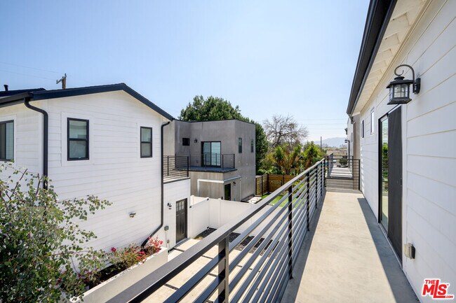 Building Photo - 5826 Craner Ave