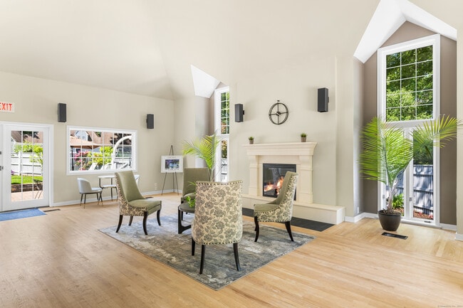 Building Photo - 2124 Old Pond Ln