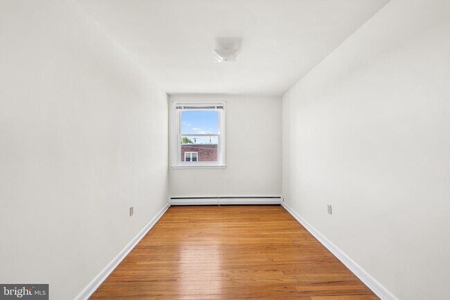 Building Photo - 2042 Faunce St
