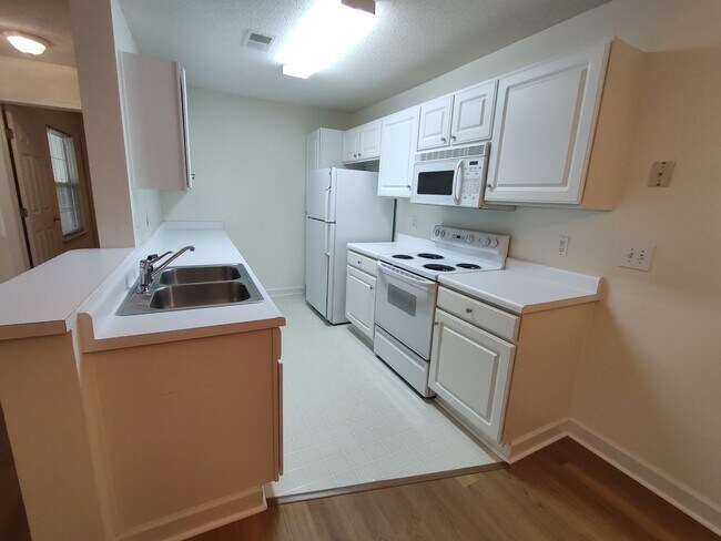 Building Photo - NEWLY RENOVATED 4 Bed/2 Bath with Communit...