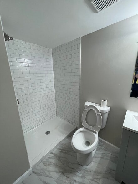 Building Photo - 332 Endsleigh Ave