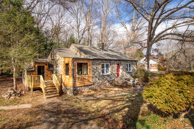 Building Photo - Updated Stone Cottage in East Asheville!