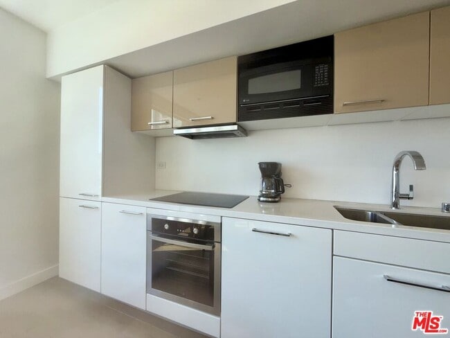 Building Photo - 901 Flower St