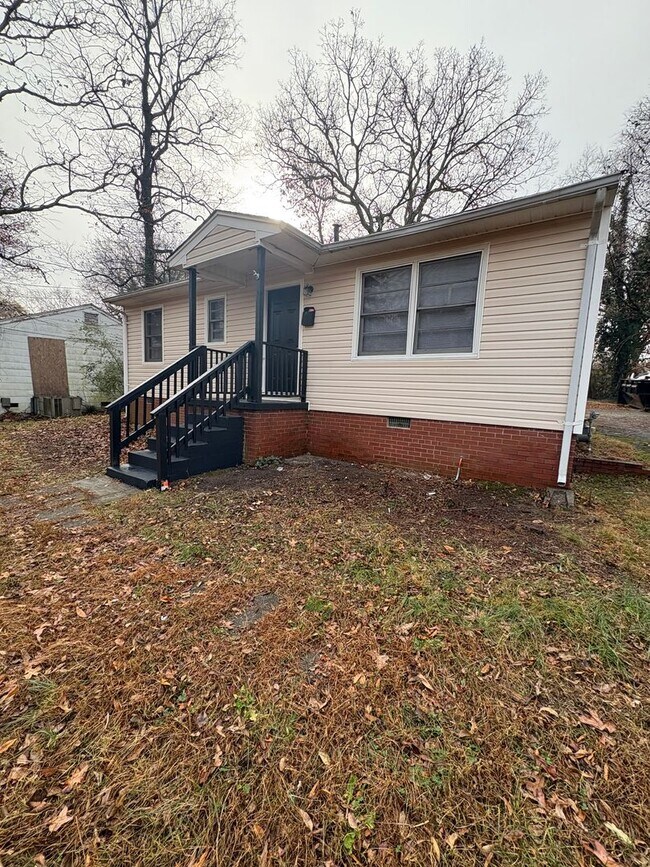 Primary Photo - Renovated 3bed/1bath in Greensboro!