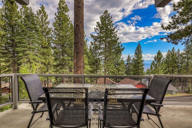 Building Photo - Beautiful Home w Peek Lakeview!