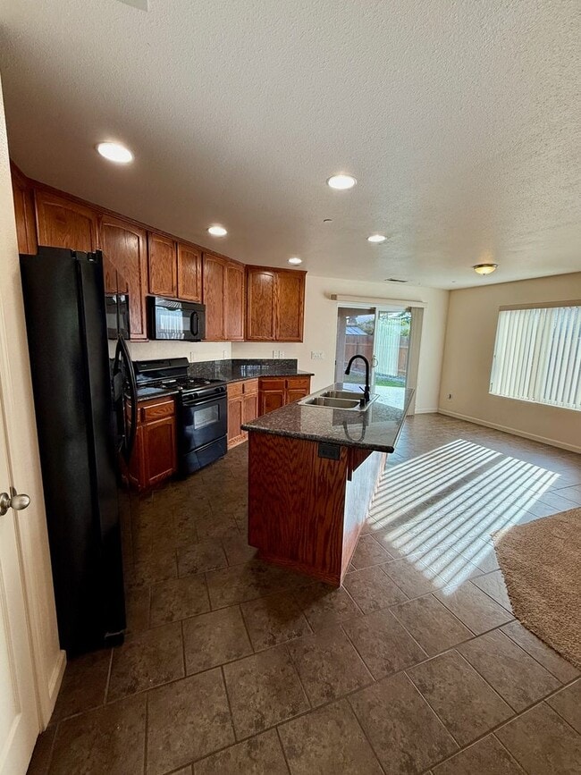 Building Photo - 3 Bedroom 2 Bath House!