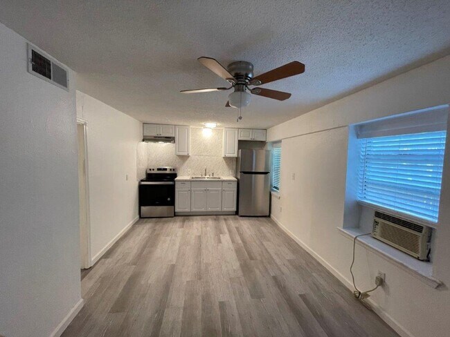Building Photo - 1 bed downstairs unit with courtyard, laundry access,brand new appliances, paint and flooring, in...
