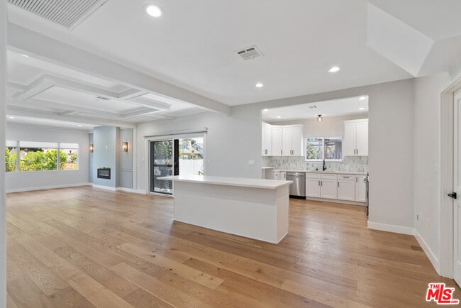 Building Photo - 1828 W 47th St