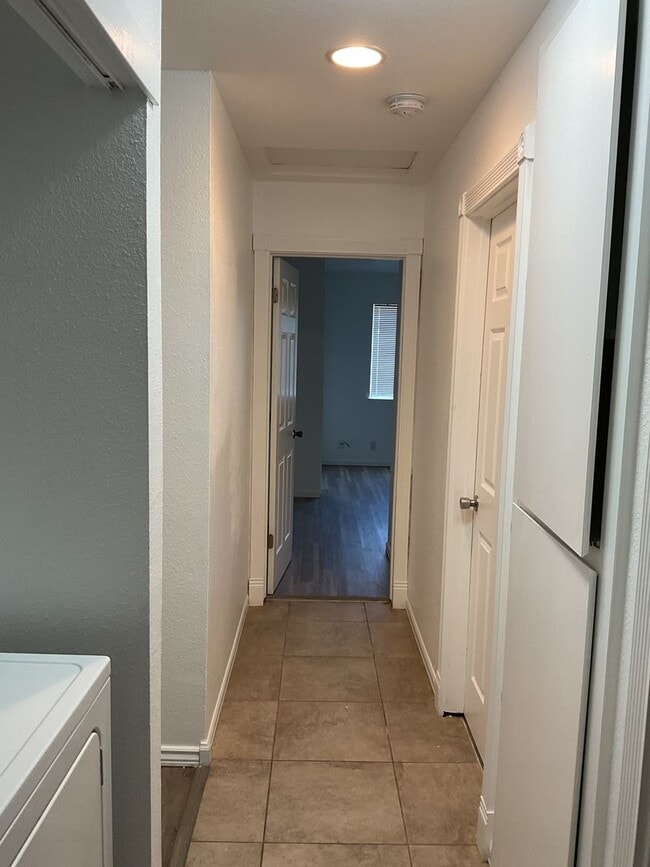 Building Photo - Chico 3 bed 2 bath home for rent, convenient location, neighborhood setting Garage, back yard
