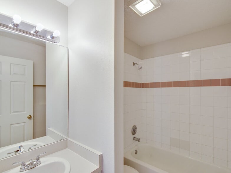 Building Photo - 918 Palm Forest Ln