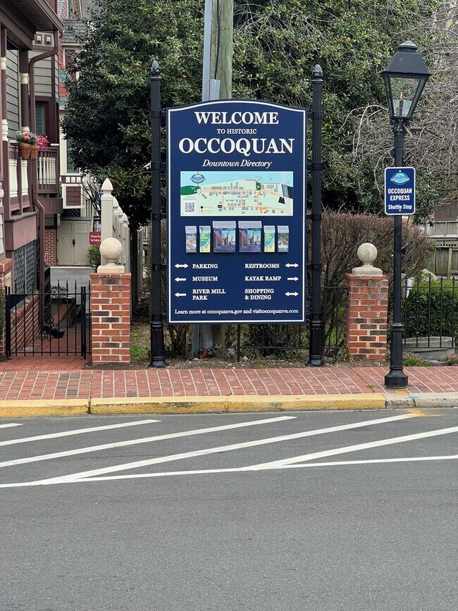 Building Photo - Stunning 2 bedroom and 3 Bathroom Townhome Style Condo / w Pool