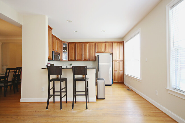 Building Photo - Light-filled Glenwood Station Townhome