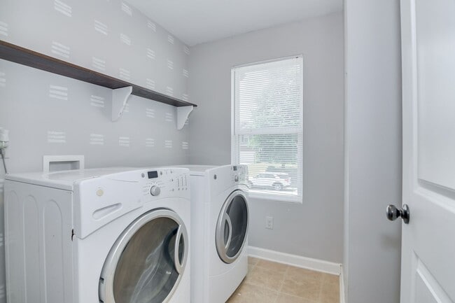 Building Photo - Beautiful 4 Bedroom in Great Neighborhood!