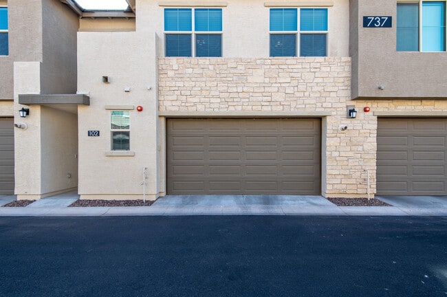 Building Photo - 737 E Beauchamp Dr