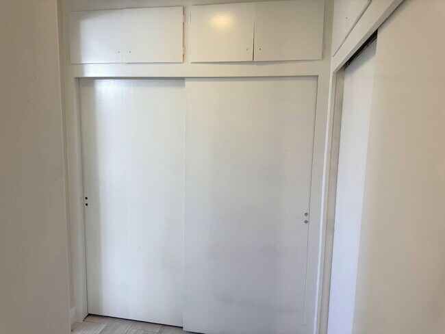 Building Photo - 623 N Rimhurst Ave